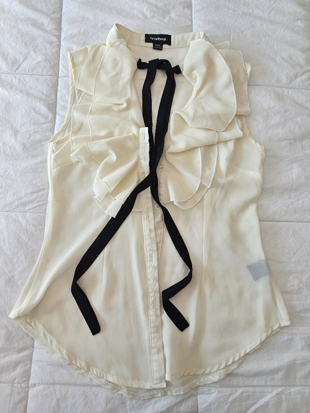 Heartbeat - Blouse sans manches ivoire à volants et ruban noir